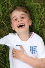 2019年7月22日，喬治小王子6歲生日，肯辛頓宮發放喬治的新相，照片由凱特拍攝，地點位於肯辛頓宮。圖中的喬治穿上白色球衣展露燦爛笑容，可見他甩了牙仔，正在換牙階段。（Kensington Palace Twitter圖片）