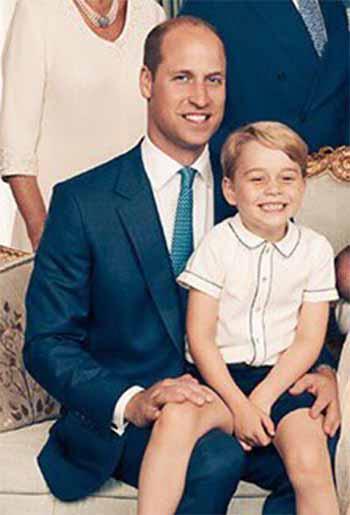 弟弟路易小王子受洗日，一家人拍攝官方照片，喬治小王子 (右) 坐在爸爸威廉王子 (左) 的大腿上，笑容燦爛。(Kensington Palace twitter圖片)