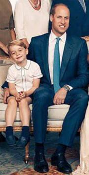 弟弟路易小王子受洗日，一家人拍攝官方照片，喬治小王子 (左) 坐在爸爸威廉王子 (右) 旁。 (Kensington Palace twitter圖片)