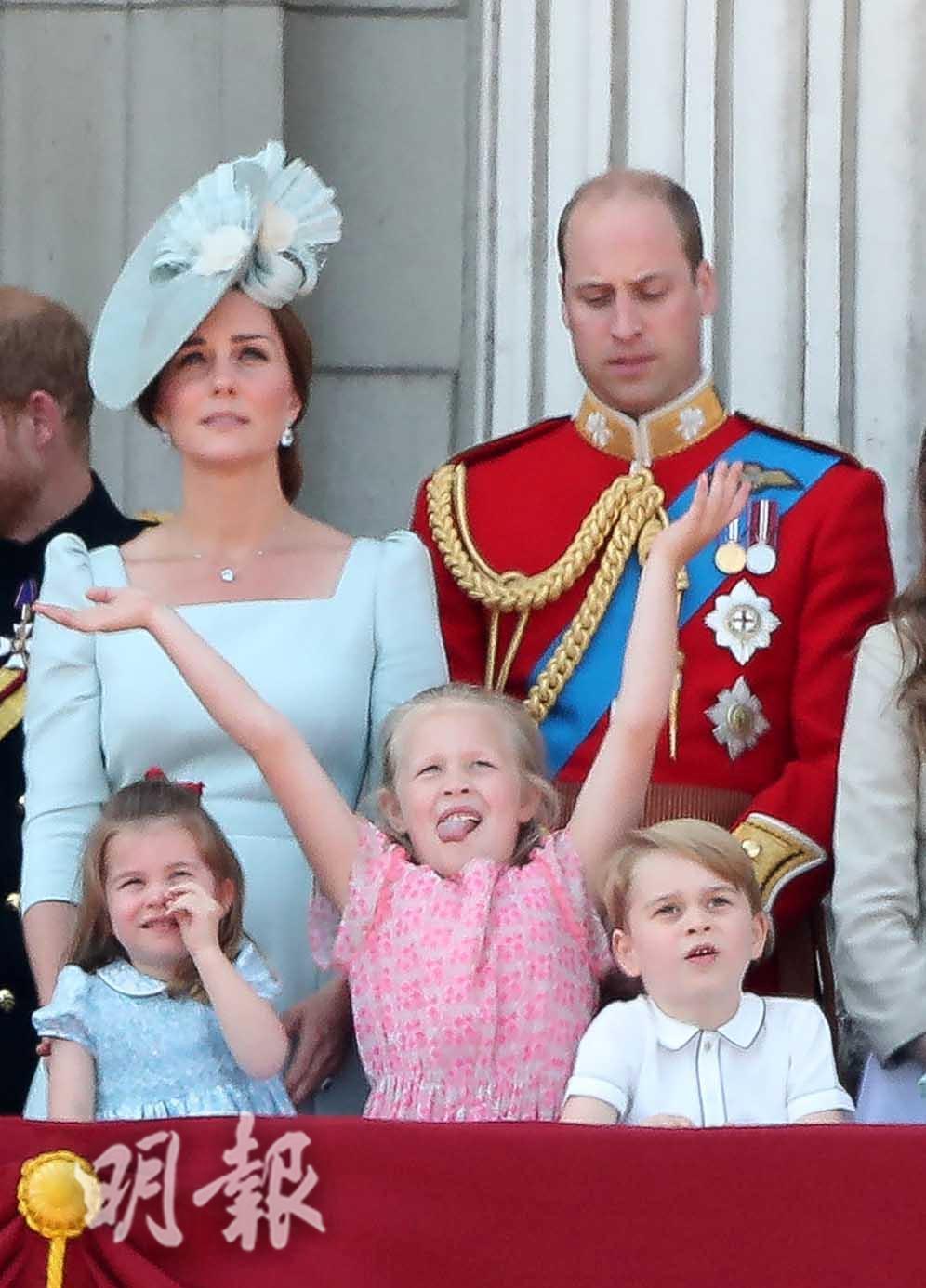 【2018年英女王92歲壽辰閱兵巡遊慶祝活動】第一排左起：夏洛特小公主、Savannah Phillips、喬治小王子，第二排左起：凱特、威廉王子 (法新社)