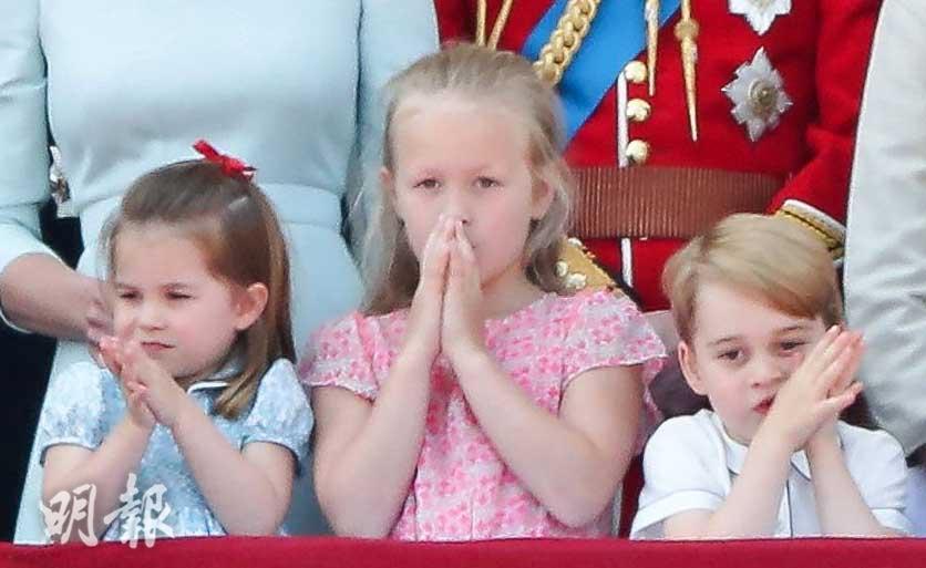 【2018年英女王92歲壽辰閱兵巡遊慶祝活動】左起：夏洛特小公主、Savannah Phillips、喬治小王子 (法新社)