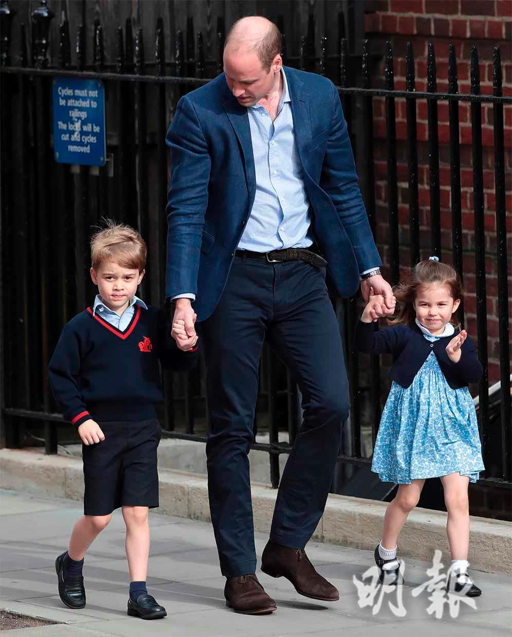 2018年4月23日，喬治小王子 (左) 跟爸爸 (中) 、妹妹 (右) 一起前往醫院探望媽媽和剛出世的弟弟。(法新社)