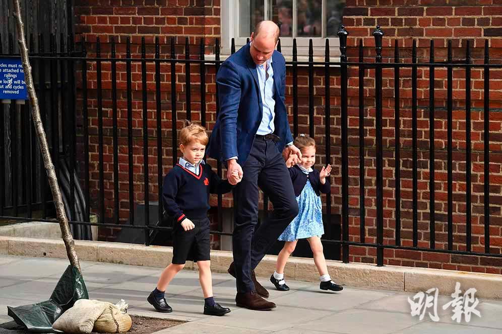 2018年4月23日，喬治小王子 (左) 跟爸爸 (中) 、妹妹 (右) 一起前往醫院探望媽媽和剛出世的弟弟。(法新社)