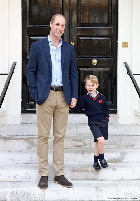 2017年9月7日，英國喬治小王子首日到Thomas's Battersea上學，由爸爸威廉王子送他上學。圖為王室發布威廉王子與喬治小王子在上學前拍攝的照片，穿上校服的喬治手插褲袋展露笑容，表現輕鬆。（The Royal Family facebook）