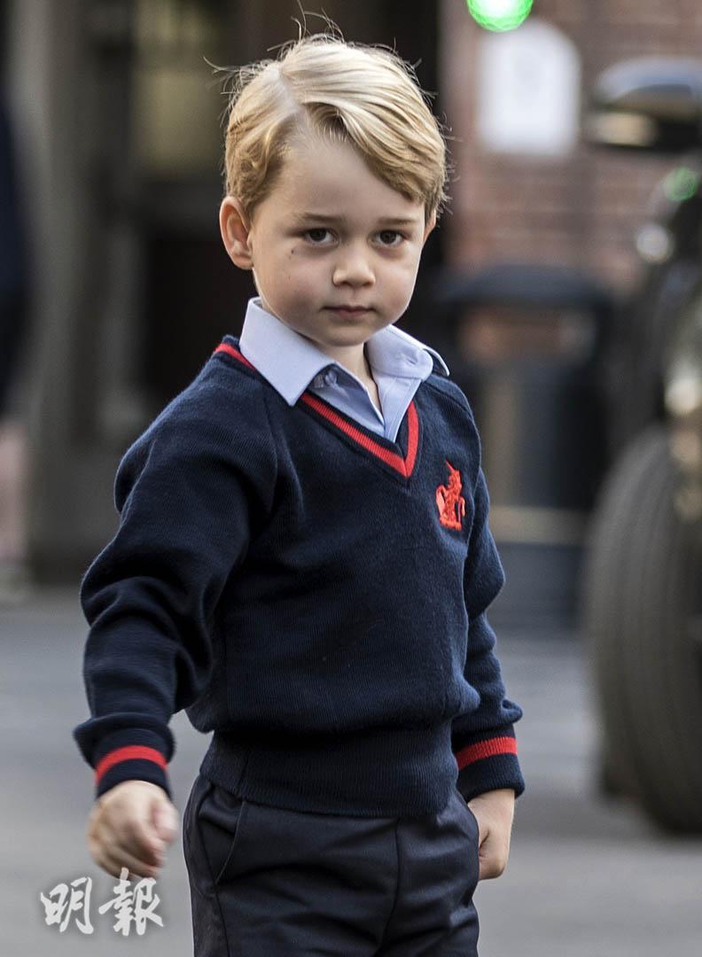 2017年9月7日，4歲的英國喬治小王子第一日到Thomas's Battersea上學。（法新社）
