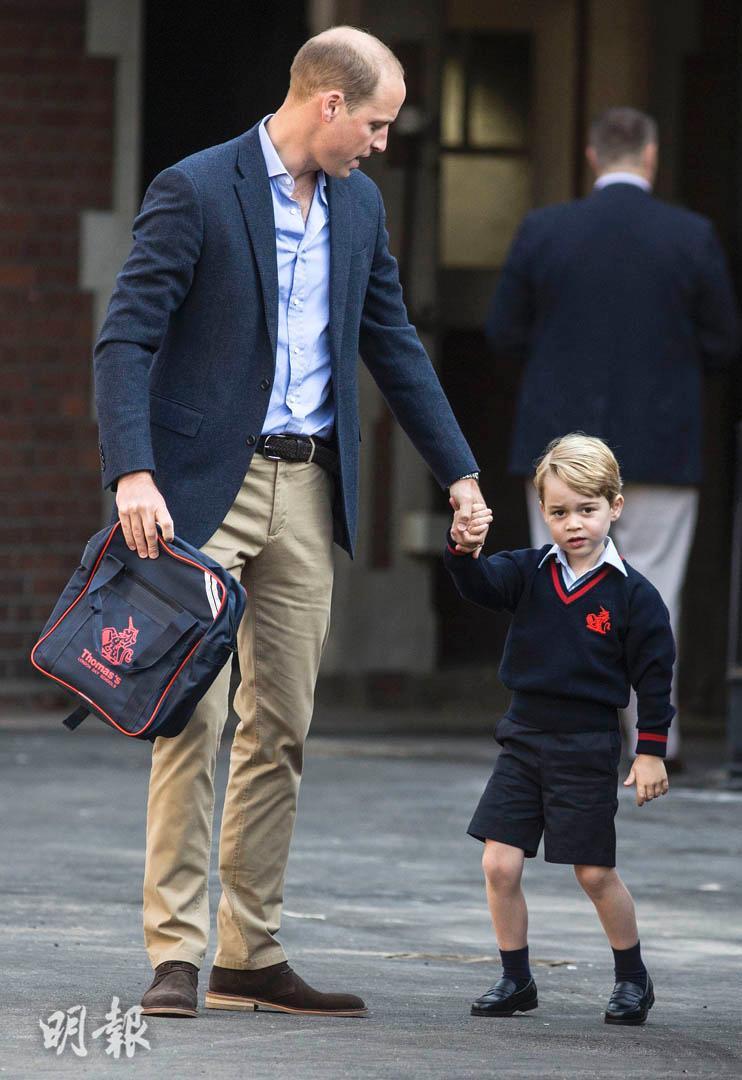2017年9月7日，英國喬治小王子第一日到Thomas's Battersea上學，由爸爸威廉王子（左）送他回校。（法新社）