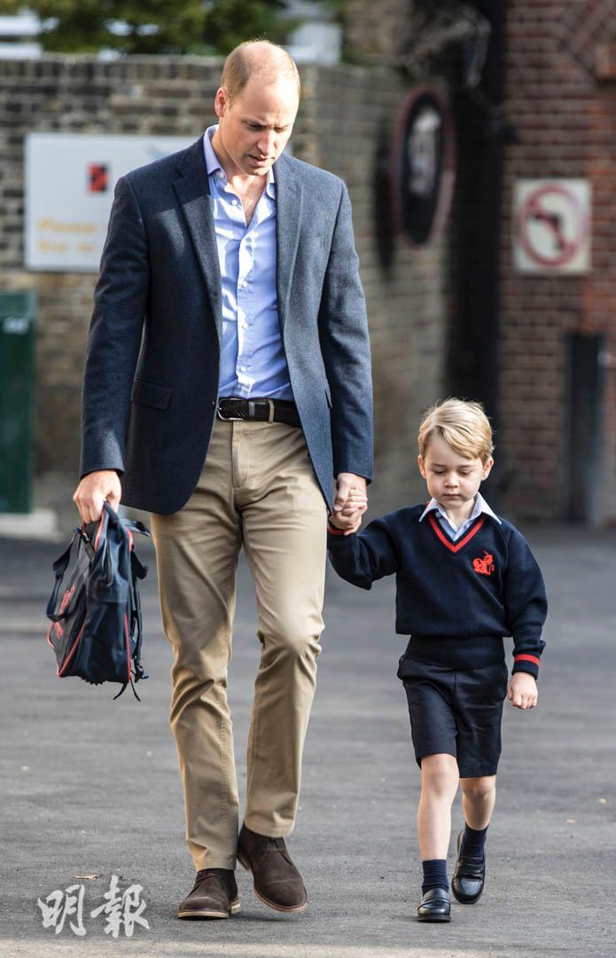 2017年9月7日，英國喬治小王子首日到Thomas's Battersea上學，爸爸威廉王子送他到學校。凱特因懷孕不適，未能一起送兒子上學。（法新社）