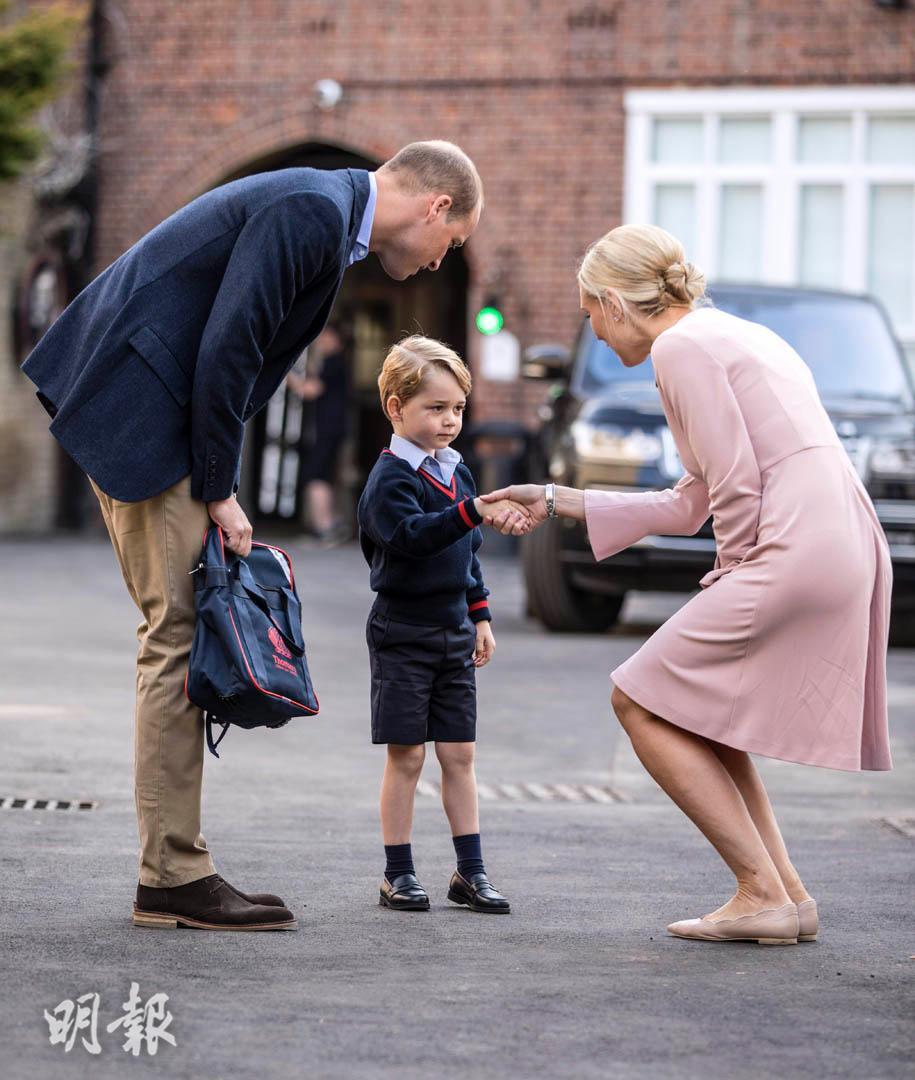 2017年9月7日，英國喬治小王子第一日到Thomas's Battersea上學，與校長握手。（法新社）