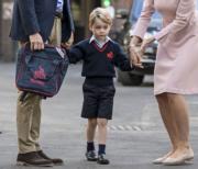 2017年9月7日，英國喬治小王子第一日到Thomas's Battersea上學。（法新社）