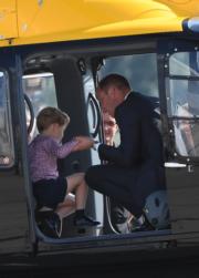 2017年7月21日，喬治小王子參觀德國漢堡空中巴士的工廠，並走進直升機的駕駛艙。（法新社）