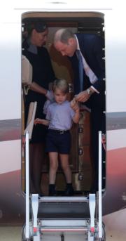 2017年7月19日，英國劍橋公爵威廉王子一家外訪，離開波蘭轉往德國，抵達柏林。(法新社)