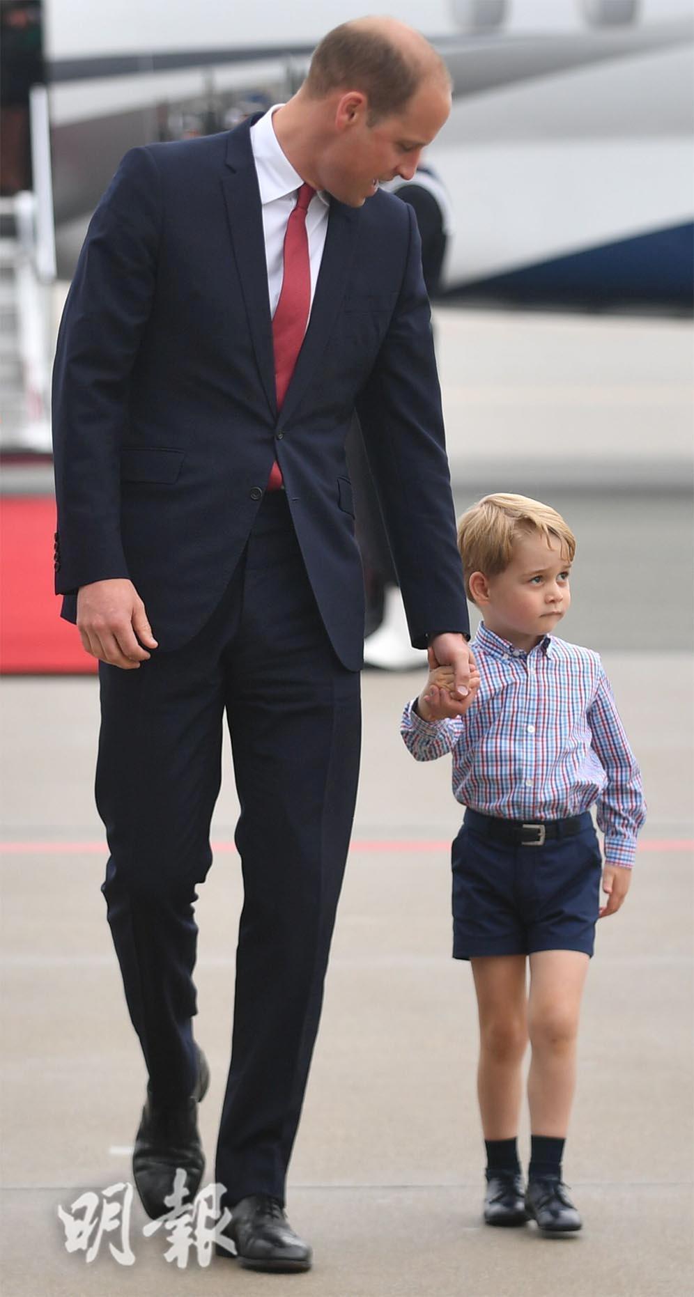 2017年7月17日，威廉王子一家外訪，抵達波蘭。圖為威廉拖着喬治小王子。 (法新社)