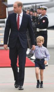 2017年7月17日，威廉王子一家外訪，抵達波蘭。圖為威廉拖着喬治小王子。 (法新社)