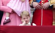 2017年6月17日，英國王室舉行英女王伊利沙伯二世91歲官方生日慶祝活動，喬治小王子也許感到沉悶，在白金漢宮陽台單手托腮，樣子趣致。（Press Association facebook影片截圖）