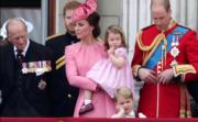 2017年6月17日，喬治小王子（前排）也許感到沉悶，在陽台單手托腮。中排左起：愛丁堡公爵菲臘親王、凱特、夏洛特小公主、威廉王子。（Press Association facebook影片截圖）