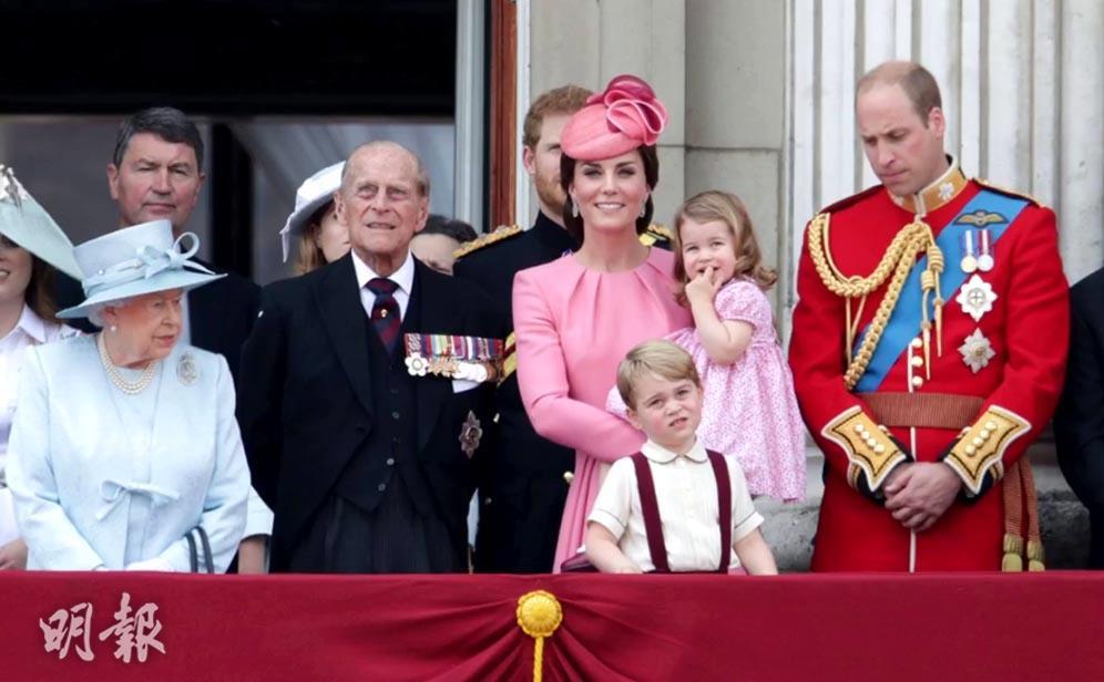 喬治小王子（前排）與一眾王室成員聚首白金漢宮陽台，觀看女王壽辰巡遊。（Press Association facebook影片截圖）