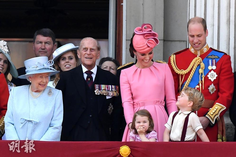 喬治小王子（前排右）與一眾王室成員聚首白金漢宮陽台，觀看女王壽辰巡遊。（法新社）