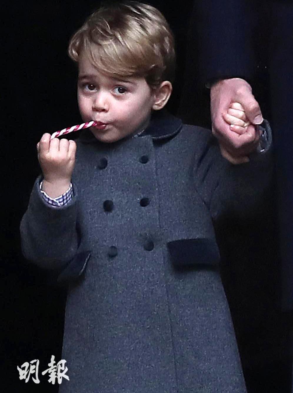 喬治小王子含着聖誕糖果，表情精靈可愛。（法新社）