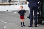 喬治小王子一邊展現燦爛笑容，一邊興奮地揮舞雙手。（The Crown in Canada Twitter圖片）