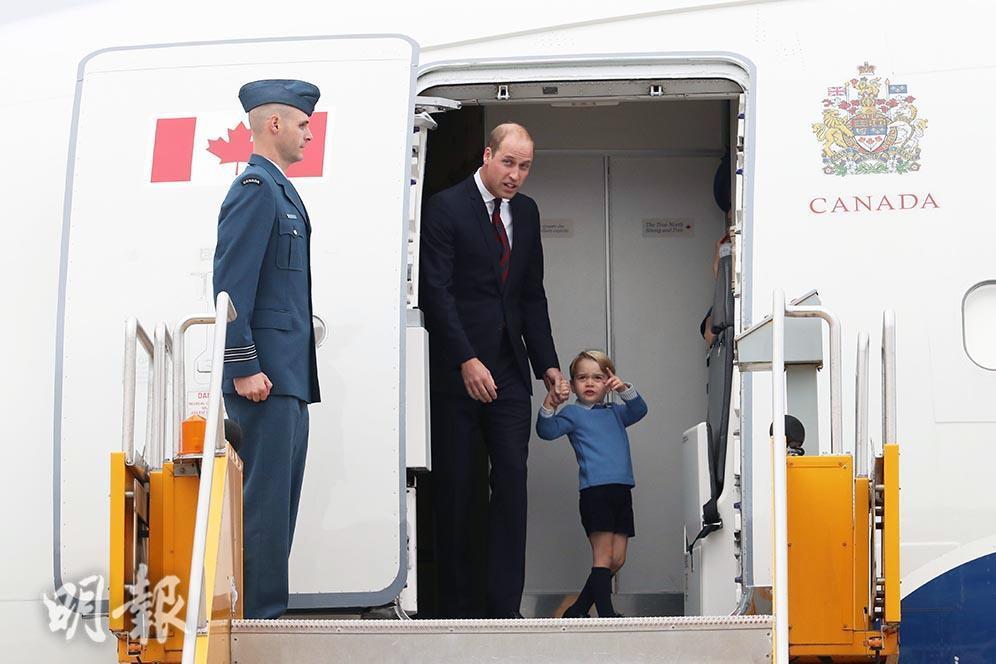 英國劍橋公爵伉儷威廉王子和凱特一家四口外訪加拿大。圖為威廉王子拖着喬治小王子。（2016年9月24日法新社圖片）