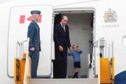 英國劍橋公爵伉儷威廉王子和凱特一家四口外訪加拿大。圖為威廉王子拖着喬治小王子。（2016年9月24日法新社圖片）