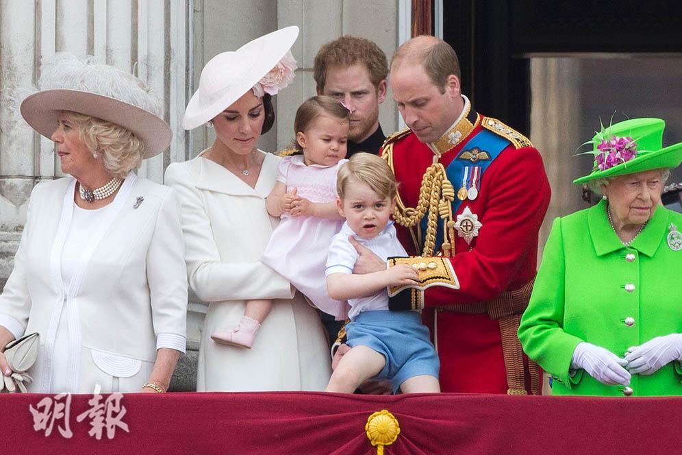 喬治小王子出席英女王90歲官方生日的盛大閱兵儀式。（法新社）