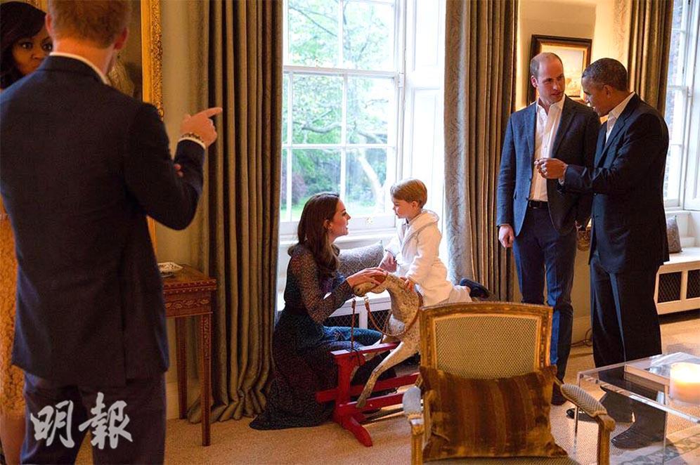 喬治小王子（中）騎在木馬上與媽媽凱特（右四）聊天。（The British Monarchy facebook圖片）