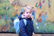 2016年1月6日，喬治小王子首日上學，他身穿藍色外套，背着天藍色背囊，很可愛。（The British Monarchy fb圖片）