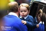 威廉王子2015年5月2日帶喬治小王子到醫院，估計是見剛出生的小公主。圖為威廉王子抱喬治小王子下車。（法新社）