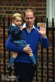 威廉王子（右）2015年5月2日抱着喬治小王子（左）到醫院，估計是見剛出生的小公主。（法新社）