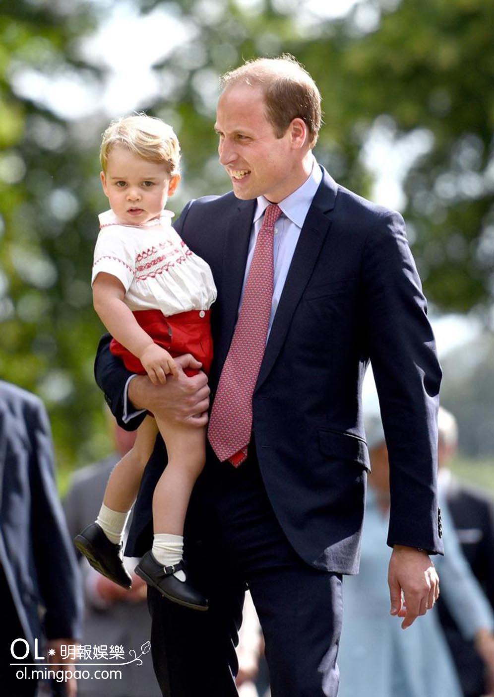 喬治小王子（左）和威廉王子（右）2015年7月出席夏洛特小公主的受洗儀式。（法新社）