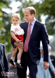 喬治小王子（左）和威廉王子（右）2015年7月出席夏洛特小公主的受洗儀式。（法新社）