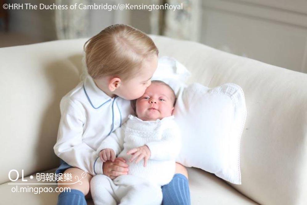 威廉王子的官邸肯辛頓宮2015年6月發放喬治小王子（左）親吻妹妹夏洛特小公主（右）的照片。（The British Monarchy fb圖片）