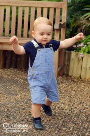 喬治小王子2014年7月隨父母外出，在沒人協助下張開雙手邁步行走。（法新社）
