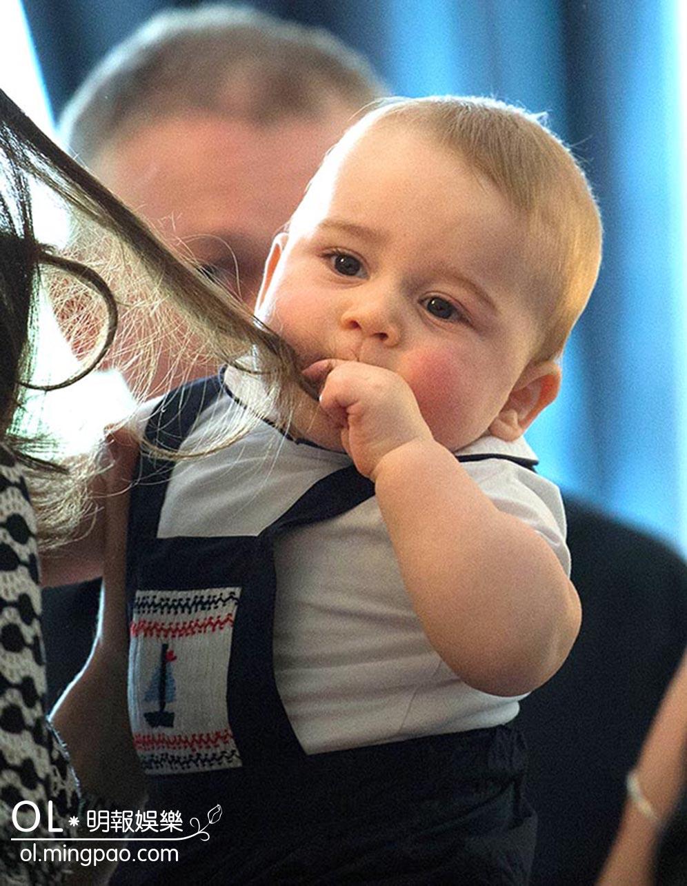 2014年4月，喬治小王子跟隨父母到訪新西蘭，小王子玩媽媽凱特的頭髮。（法新社） 