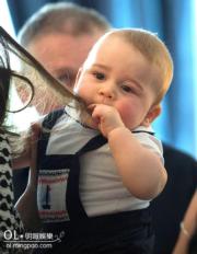 2014年4月，喬治小王子跟隨父母到訪新西蘭，小王子玩媽媽凱特的頭髮。（法新社） 