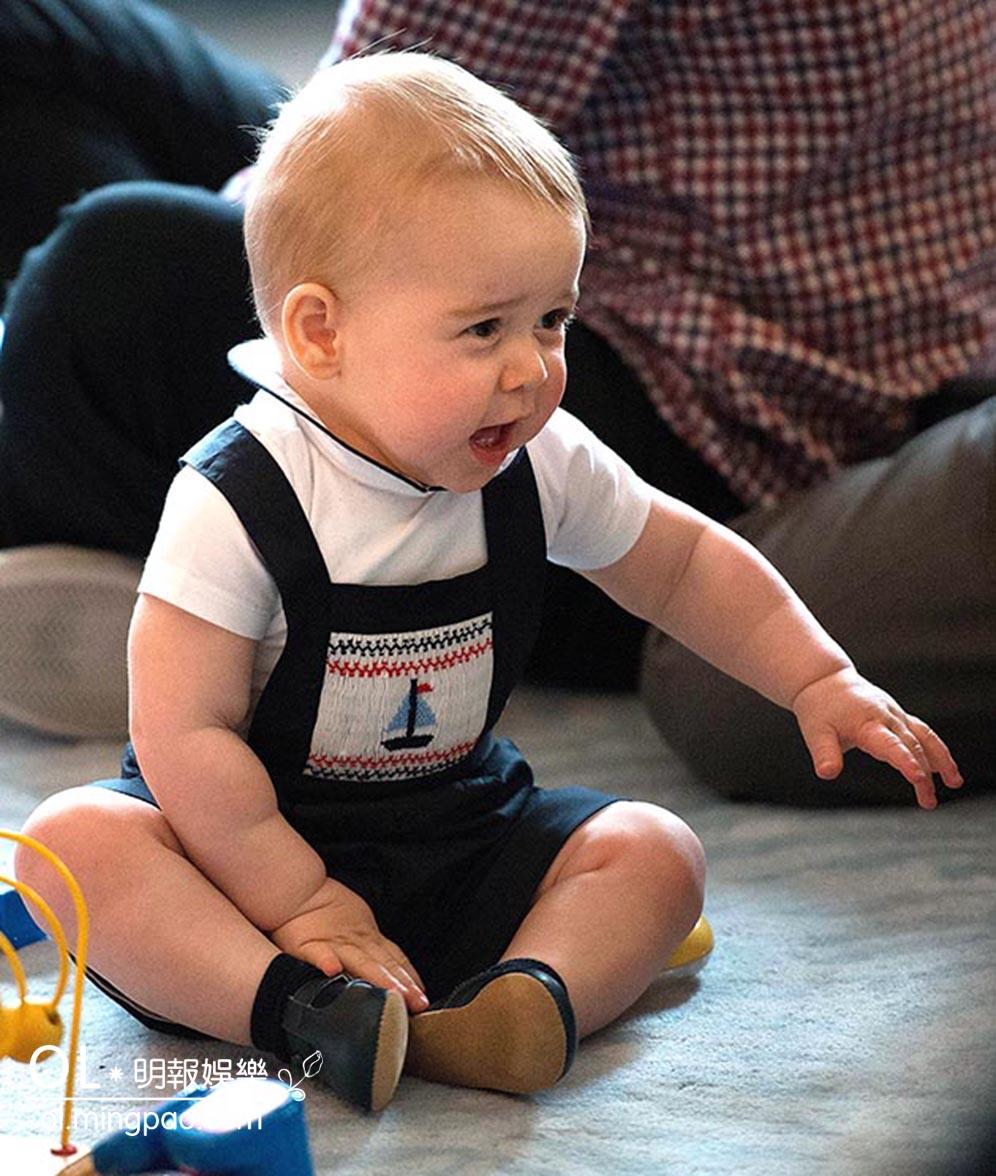 2014年4月，喬治小王子跟隨父母到訪新西蘭，喬治小王子在玩耍，樣子精靈可愛。（法新社）