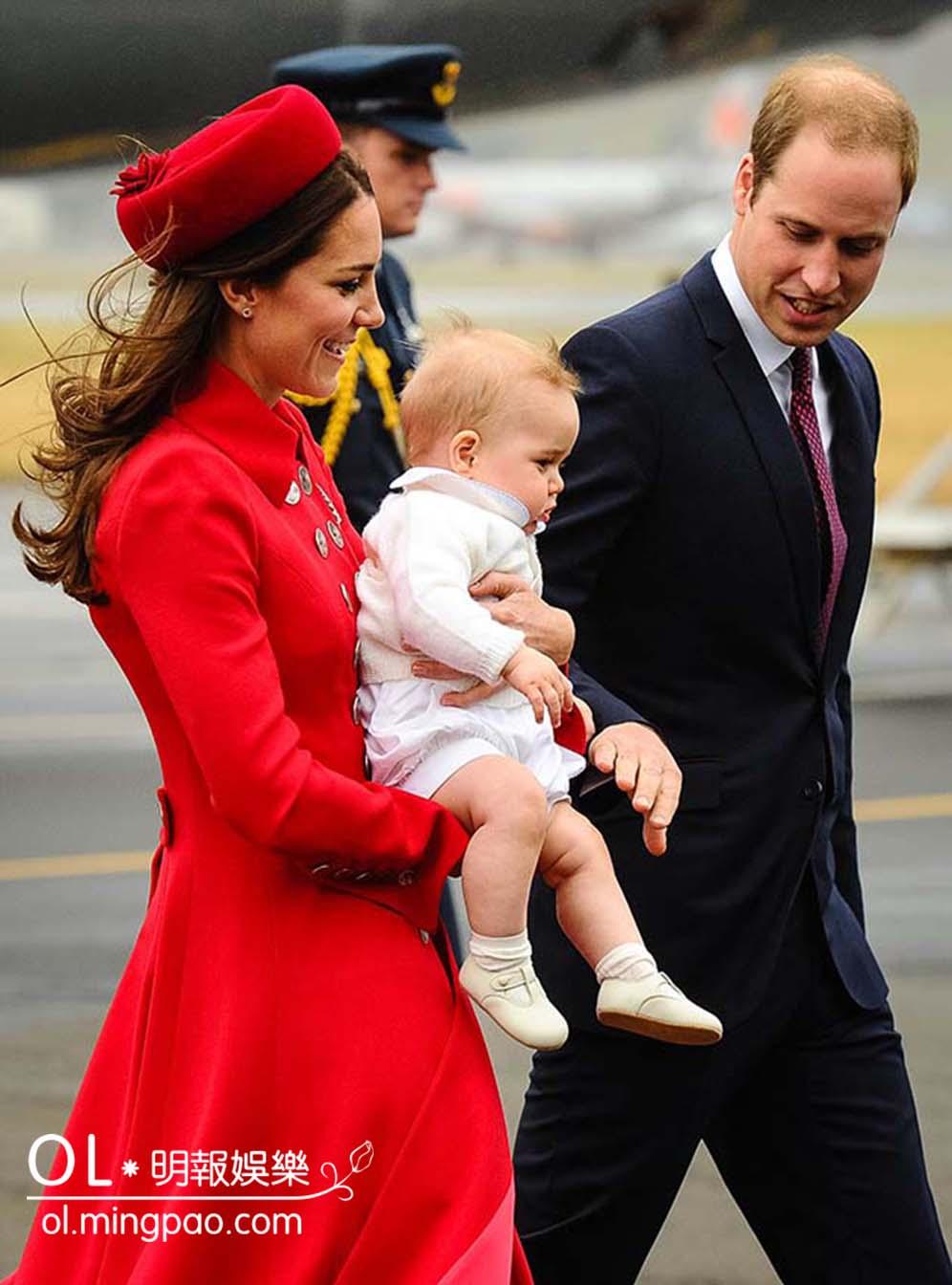 威廉王子（右）一家三口2014年4月到訪新西蘭，凱特（左）抱着喬治小王子。（法新社）