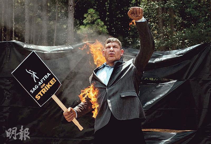 夏里遜福的替身兼特技演員米克馬沙前日在美國演員公會上街示威期間表演「自焚」，落力為同行打氣。