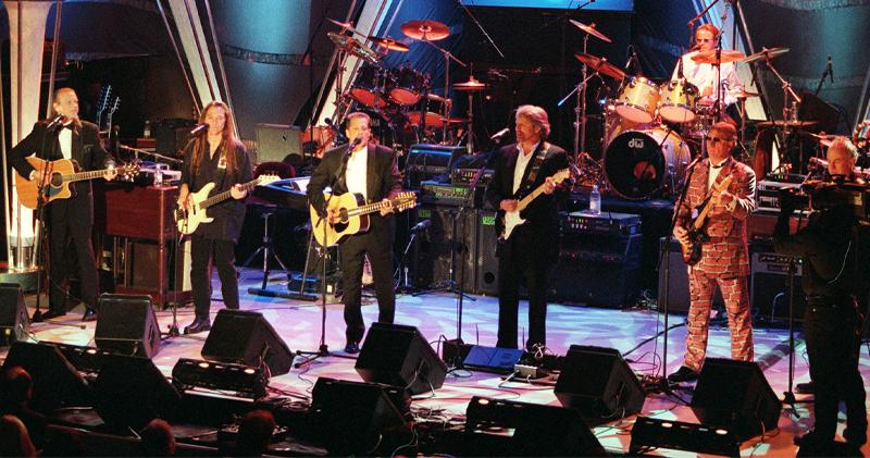 Eagles入選搖滾名人堂，創始成員Randy Meisner（左一）現身並參與演出。（法新社）