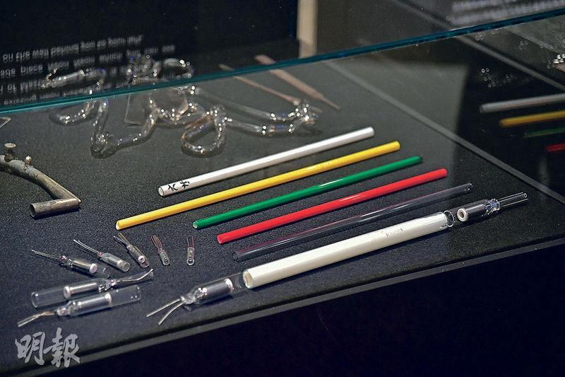 展出工具--展覽展出霓虹師傅的工具，包括屈管師傅那一支支未屈曲成文字的玻璃直管。（黃志東攝）