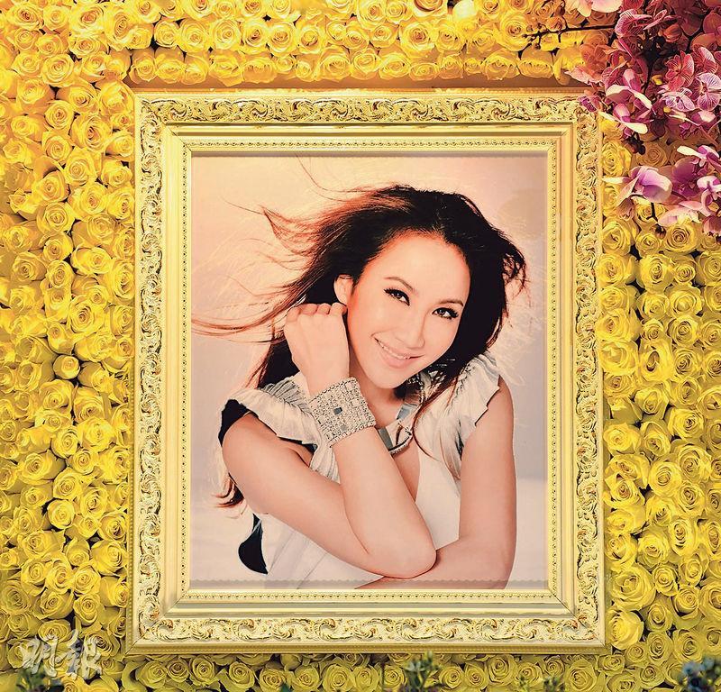 李玟的遺照選用2013年專輯照片，相中的她展現燦爛笑容。（攝影：鍾偉茵、劉永銳）