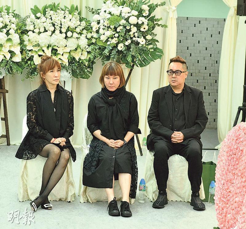 李玟二姊李思林（左起）、大姊李秋林與丈夫主持喪禮。