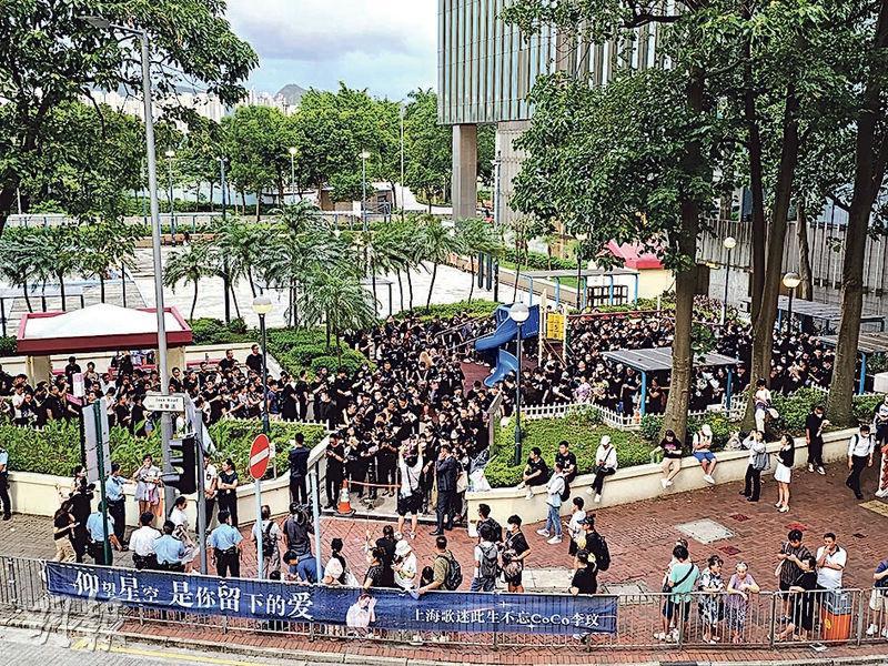 大批李玟歌迷在殯儀館對面的公園排隊等候。（攝影：鍾偉茵、劉永銳）