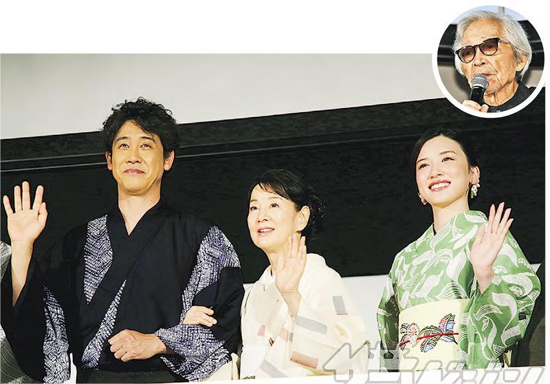 大泉洋（左起）、吉永小百合、永野芽郁昨日穿上日本傳統浴衣，現身新片《你好，媽媽》試映會，這是導演山田洋次（圓圖）第90部作品，他曾害怕在新片拍攝途中離世。