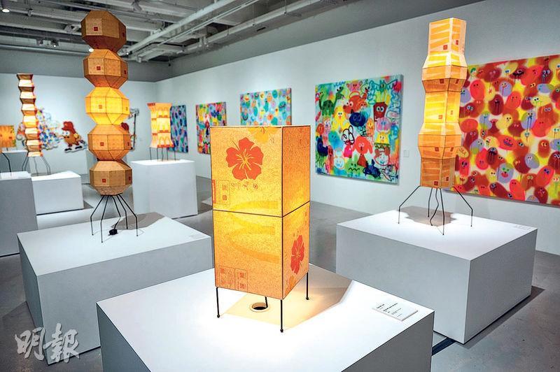 紙袋燈飾——擅長以傳統韓紙創作的韓國燈飾雕塑藝術家Gyuhan Lee，利用各地麥當勞紙袋製成燈飾，環保又富心思。（朱安妮攝）