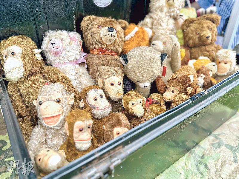 老舊的玩具娃娃不乏捧場客，細心觀看猴子公仔是用稻草紮成，看來年代久遠。（胡慧敏攝）