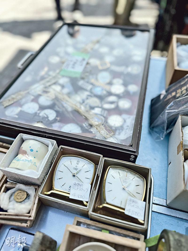 古董時計——在富岡八幡宮骨董市有售阿爺年代的古老坐枱鐘，是裝飾家居的佳品。（胡慧敏攝）