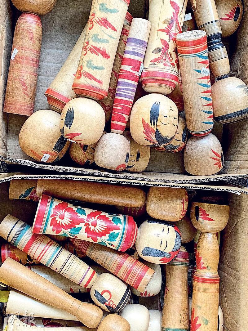 這種小木偶常在市集見到，是東北著名手工藝「木芥子」，部分以人手繪畫上色，表情都獨一無二。（1000日圓／約56港元起，富岡八幡宮骨董市）（胡慧敏攝）