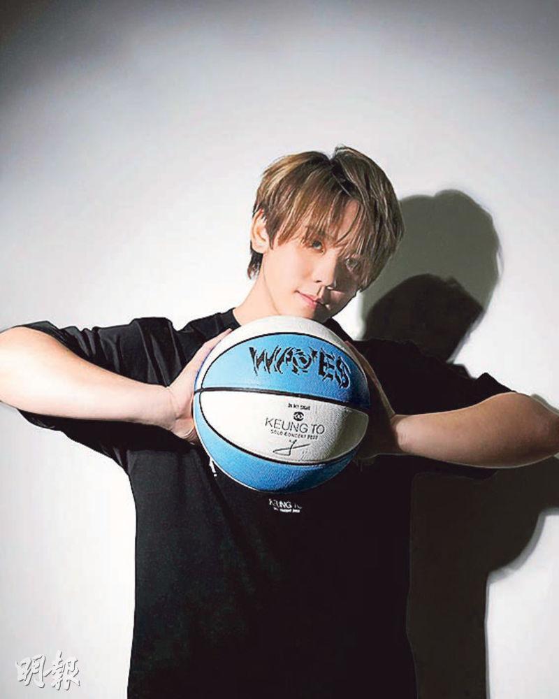 姜濤手上的籃球售價599元。
